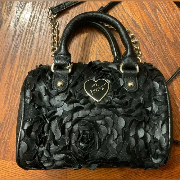 Adorable Betsy Johnson Frilly Black 🌹 Petal Heart Silver Hardware & Chain bag! - Picture 3 of 16